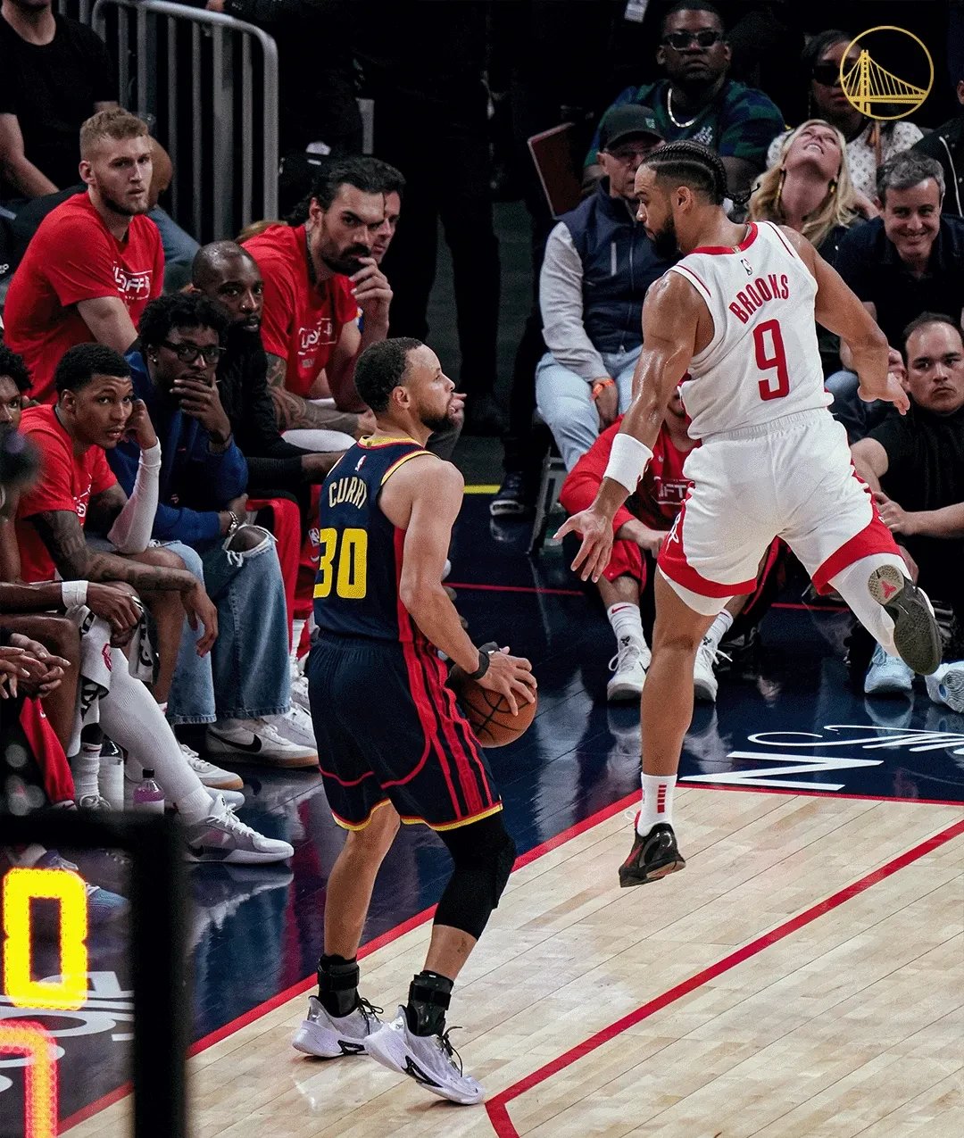 库里迎来二十赛季出色发挥，巴黎圣日耳曼观众热烈欢呼！引发球迷热议的简单介绍